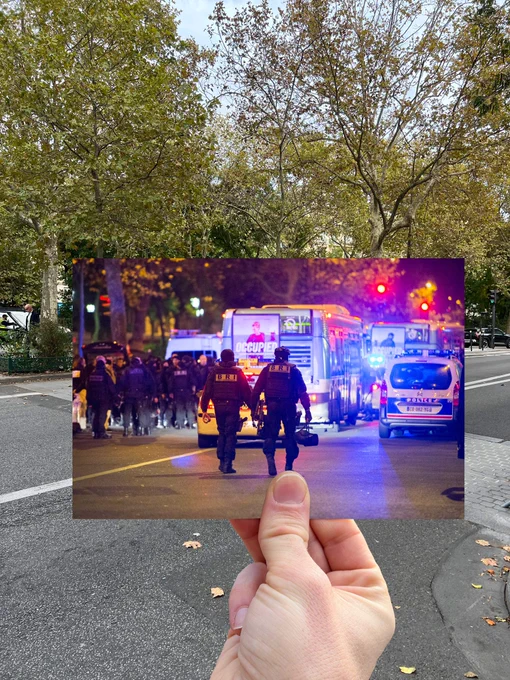 Photo d’une photo prise le soir du 13 novembre 2015, replacée au même endroit dix ans plus tard : deux agents de la BRI de dos marchant dans une rue proche du Bataclan