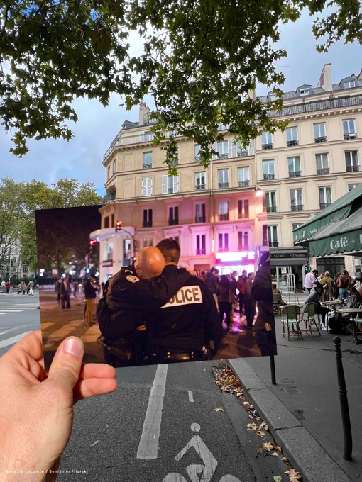 Photo d’une photo prise le soir du 13 novembre 2015, replacée au même endroit dix ans plus tard : deux policiers s’enlaçant rue de la Folie-Méricourt