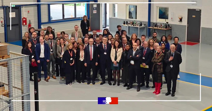 Photo de groupe avec le préfet et les partenaires lors de la visite d'ARESIA
