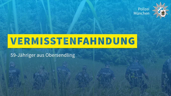 Das Bild zeigt eine Kette an Polizeibeamten bei einer Absuche auf einem Feld vor einem angrenzenden Wald. Das Foto hat ein blaues Overlay mit der gelben Überschrift „Vermisstenfahndung“. Oben rechts befindet sich der Polizeistern des PP München.