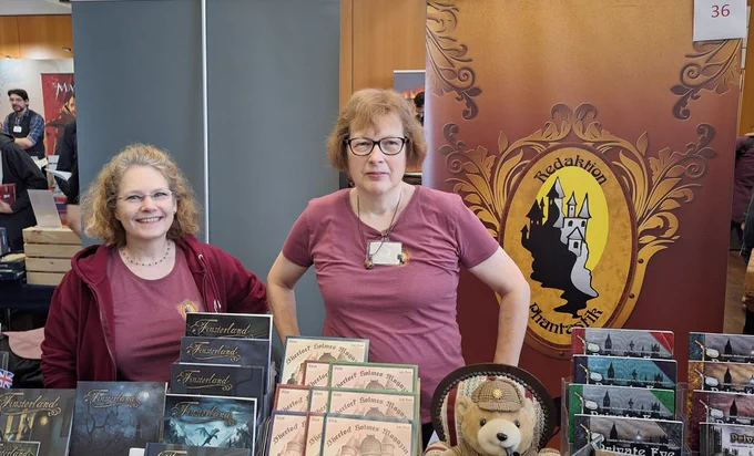 Die beiden Verlagsleiterinnen, Sylvia Schlüter und Ulrike Pelchen, am Stand der Redaktion Phantastik auf der DreieichCon 