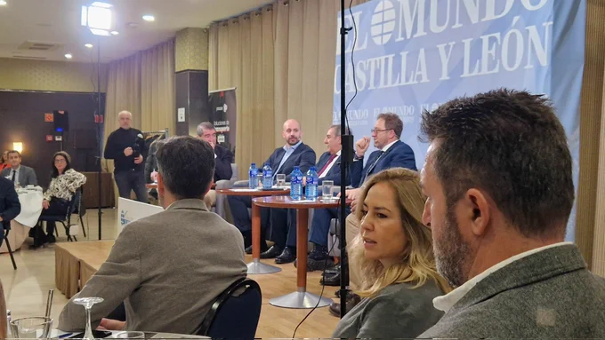 En primer plano, Francisco Sardón, presidente de IMPULSA IGUALDAD Castilla y León, y al fondo, la mesa de debate.