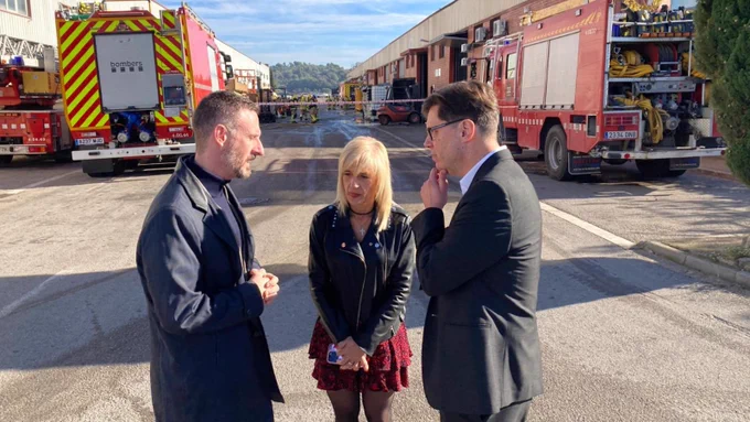 El director General d'Indústria, Xavier Roca Ramon, i la delegada del Govern, Pilar Díaz,  visiten el polígon La Borda de Caldes de Montbui on un incedi ha afectat una empresa.
