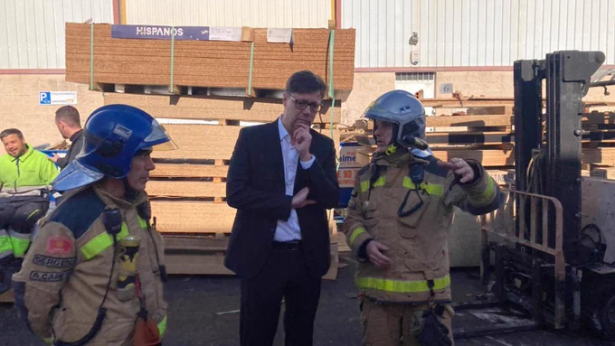 El director General d'Indústria, Xavier Roca Ramon, en la seva visita a l'empresa afectada per un incendi, agraeix la feina dels Bombers.