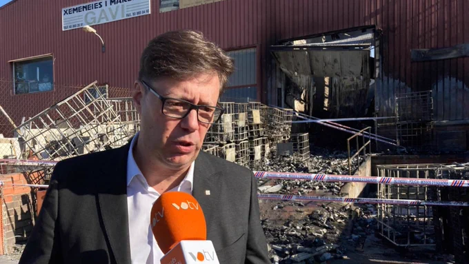 El director General d'Indústria, Xavier Roca Ramon, visita la indústria de Caldes de Montbui afectada per un incendi per posar-se a disposició de l’empresa.