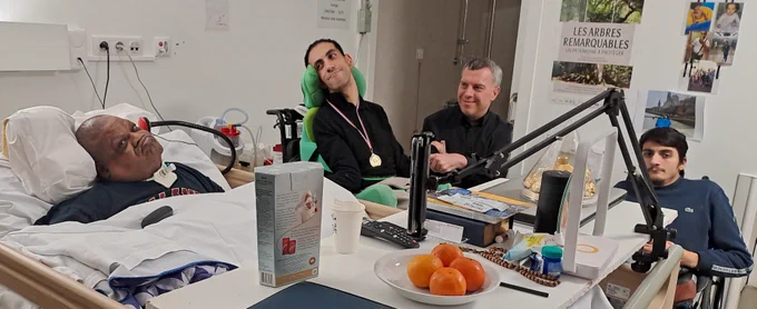 4 personnes en situation de handicap de l'association Médias Handicaps entrain de discuter. Visite appréciée !