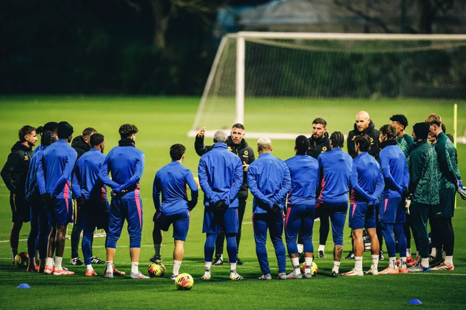 Rob Edwards talks to his players at training.