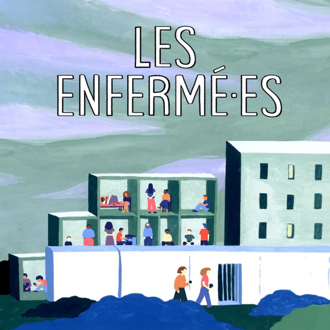 Visuel du podcast "Les Enfermé·es" (dessin à la gouache). Deux contrôleuses munies d'un micro avancent devant un mur et une porte barreaudée. Derrière le mur un bâtiment cubique comportant plusieurs pièces dont l'intérieur est visible. Divers personnages se trouvent dans les pièces du bâtiment (seul ou à plusieurs, assis, debout, sur un lit, en train de lire, etc.)