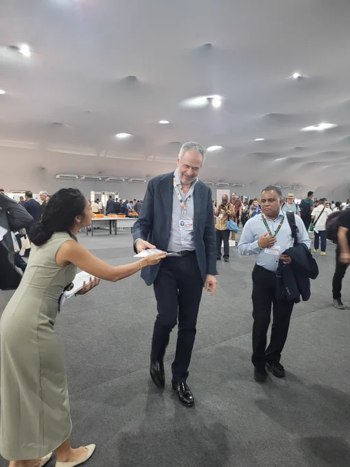 COP30 President Ambassador André Corrêa do Lago accepts a copy of the ECO Newsletter.