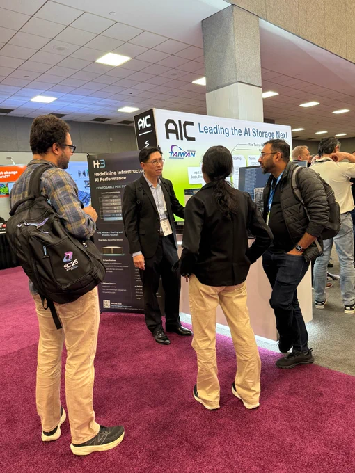 Visitors checking out GPU-accelerated AI storage and CXL memory solutions_4