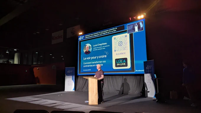 Luca Chapiteau sur scène devant ses slides, lors de sa keynote à Codeurs en Seine 2025
