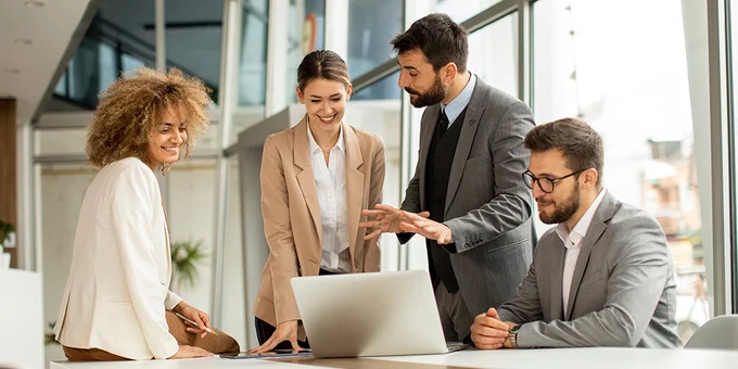 ServiceNow: Blog - 4 Möglichkeiten, den Geschäftsbetrieb mit KI zu optimieren