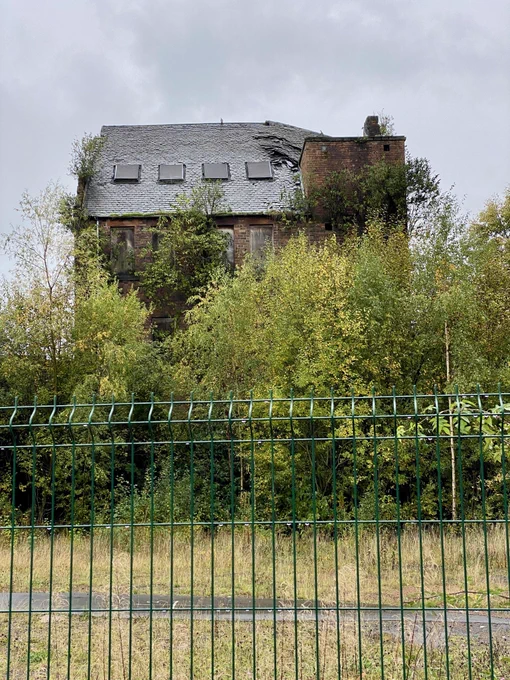This is the ‘B’ listed former Potato and Grain Merchant’s warehouse on Glasgow’s Hunter Street when it was a vacant and derelict building at risk in 2021. The building’s slate roof has partially collapsed, the walls are infested with buddleja and the site is surrounded by saplings.