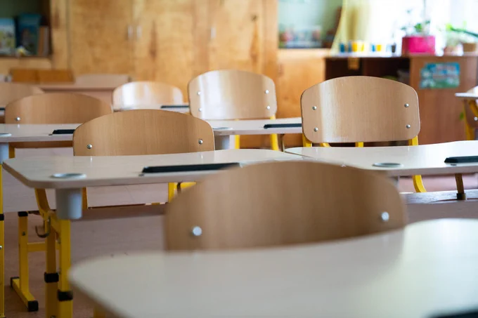 Ein leeres Klassenzimmer in einer Schule in der Ukraine.