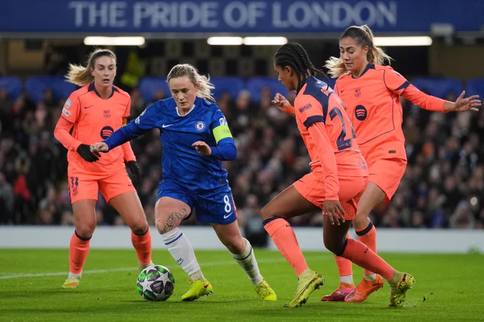 Chelsea's Erin Cuthbert takes on Barcelona in last night's Champions League clash © Alamy