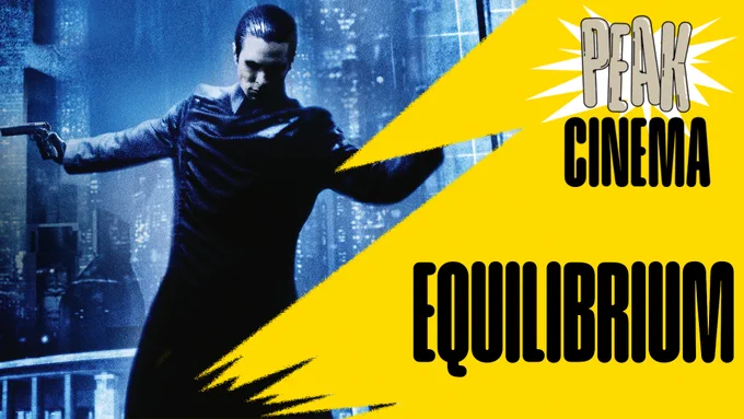 sur la gauche, Christian Bale en manteau sombre tient deux pistolets, les bras écartés, devant une ville futuriste bleutée. Sur la droite, un grand aplat jaune vif en forme d’éclair occupe la moitié de l’image, avec le logo “PEAK CINEMA” en haut et le titre “EQUILIBRIUM” en noir, typographie épaisse, en bas.