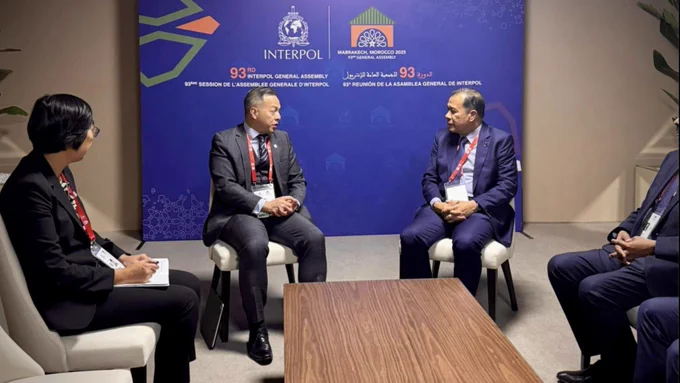 The Commissioner of 🇭🇰Police Chow Yat-ming, Joe (2nd from the left) and 🇲🇾Malaysia’s Inspector-General of Police Mohd Khalid Ismail (3rd from the right) engaging in a bilateral discussion during the 93rd 🗺️INTERPOL General Assembly taking place in📍Marrakech, Morocco🇲🇦 on NOV 24-27, 2025