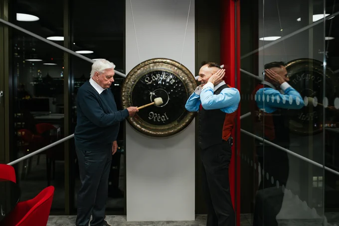 David Icke hitting the iconic London Real gong.