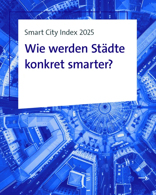 Die Grafik zeigt eine Draufsicht auf eine urbane Umgebung in Blautönen. In der Mitte befindet sich ein weißes Textfeld: „Smart City Index 2025 – Wie werden Städte konkret smarter?“ Unten rechts ein weißer Pfeil.