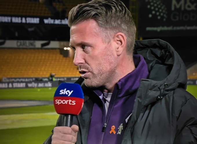 Wolves manager Rob Edwards sporting an Orange Wolverhampton pin badge on Sky Sports.