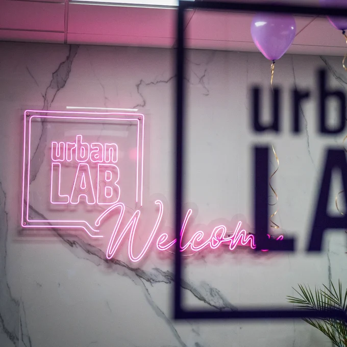 Różowy neon z napisem "Urban Lab Welcome"