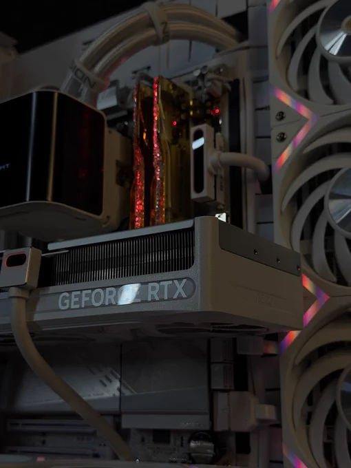 RYZEN 7 9800x3D 
G.SKILL ROYAL 32GB 6000MHz CL28
CRUCIAL T500 2TB 7400MB/s 

GIGABYTE RTX 5080 AERO 16GB 
AORUS B850 ELITE ICE 
LIAN LI EDGA 1200w GOLD ATX3.1 
TR WONDER VISION 360MM LCD 
GT2160 
5 REVERSE 
3 NORMAL 

CASE LIAN LI VISION COMPACT