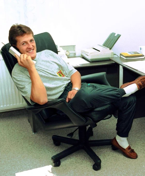 Michael Schuhmacher am Telefon in einem Büro.