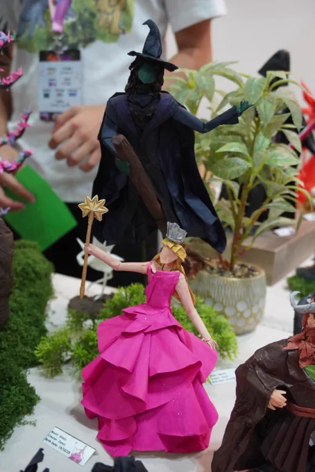 Origami of Elphaba (top) and Glinda (bottom) from Wicked.