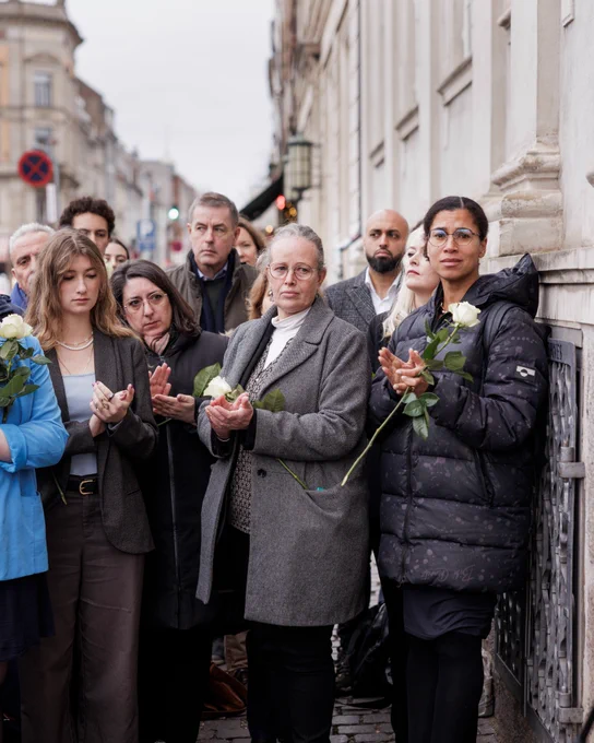 Tilskuere og lys foran den franske ambassade som markering af 10-året for terrorangrebene i Danmark og Frankrig.