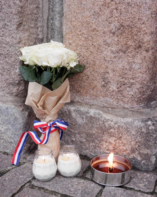 Lys foran den franske ambassade som markering af 10-året for terrorangrebene i Danmark og Frankrig.