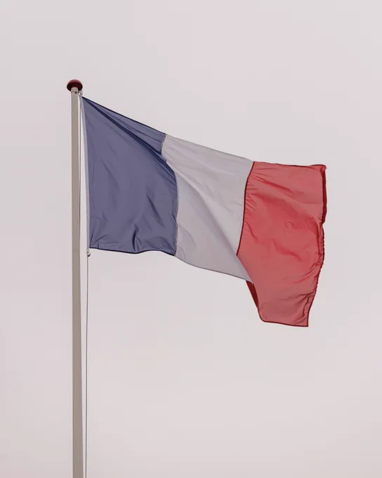 Det franske flag vejer over ambassaden som del af markeringeringen for 10-året efter terrorangrebene i Danmark og Frankrig.