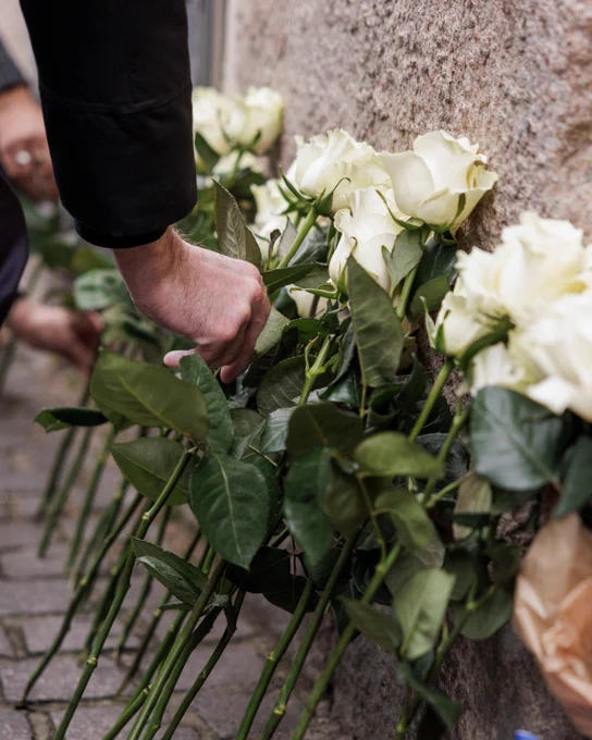 Blomster foran den franske ambassade som markering af 10-året for terrorangrebene i Danmark og Frankrig.