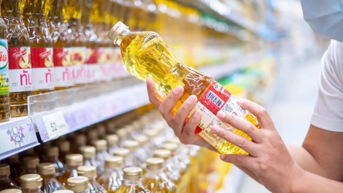 Soybean oil appears to cause obesity in mice by producing oxylipins that alter liver metabolism and fat processing. Only mice with altered enzymes avoided weight gain, suggesting genetics and modern diets play a major role. Credit: Shutterstock
