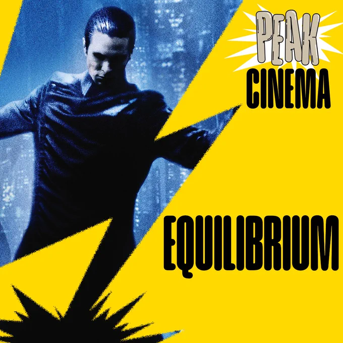 À gauche, un personnage en manteau noir (John Preston incarné par Christian Bale) se tient les bras écartés dans une pose dynamique, devant un décor futuriste bleu. À droite, sur un fond jaune vif éclaté façon bande dessinée, se trouvent le logo « Peak Cinema » et le titre « EQUILIBRIUM » en grandes lettres noires.