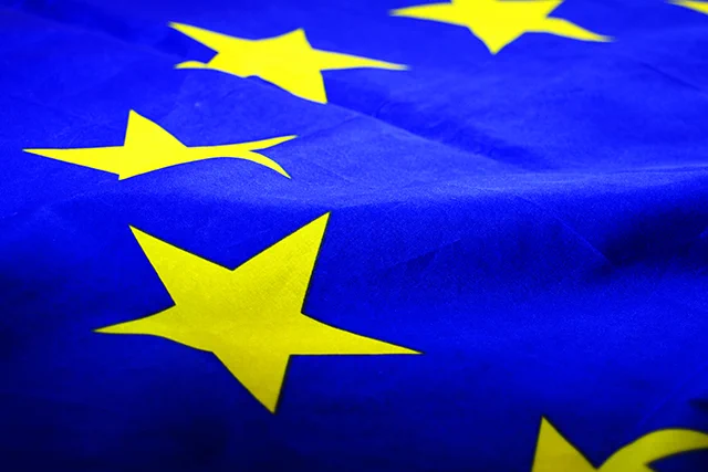 Kuvituskuvassa lähikuva Euroopan unionin lipusta, jossa keltaisia tähtiä sinisellä taustalla.