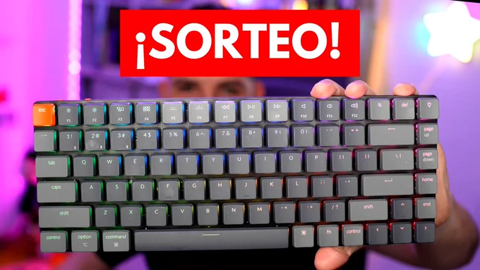 Persona sosteniendo con ambas manos un teclado mecánico compacto con retroiluminación RGB, visto de frente y centrado. En la parte superior aparece un cartel rojo con la palabra SORTEO en blanco.