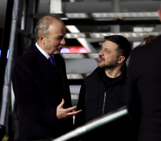 Photograph of Taoiseach Micheál Martin welcoming President Volodymyr Zelenskyy of Ukraine at Dublin Airport ahead of an official visit to Ireland.