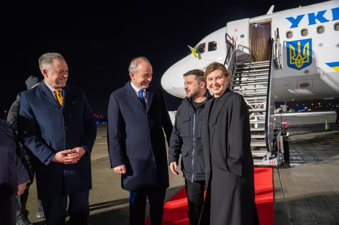 Photograph of Taoiseach Micheál Martin welcoming President Volodymyr Zelenskyy of Ukraine at Dublin Airport ahead of an official visit to Ireland.