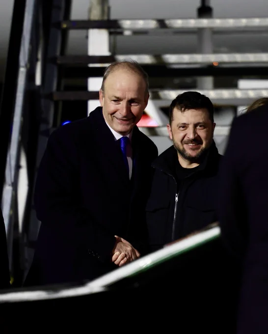 Photograph of Taoiseach Micheál Martin welcoming President Volodymyr Zelenskyy of Ukraine at Dublin Airport ahead of an official visit to Ireland.