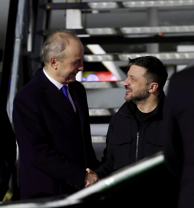 Photograph of Taoiseach Micheál Martin welcoming President Volodymyr Zelenskyy of Ukraine at Dublin Airport ahead of an official visit to Ireland.