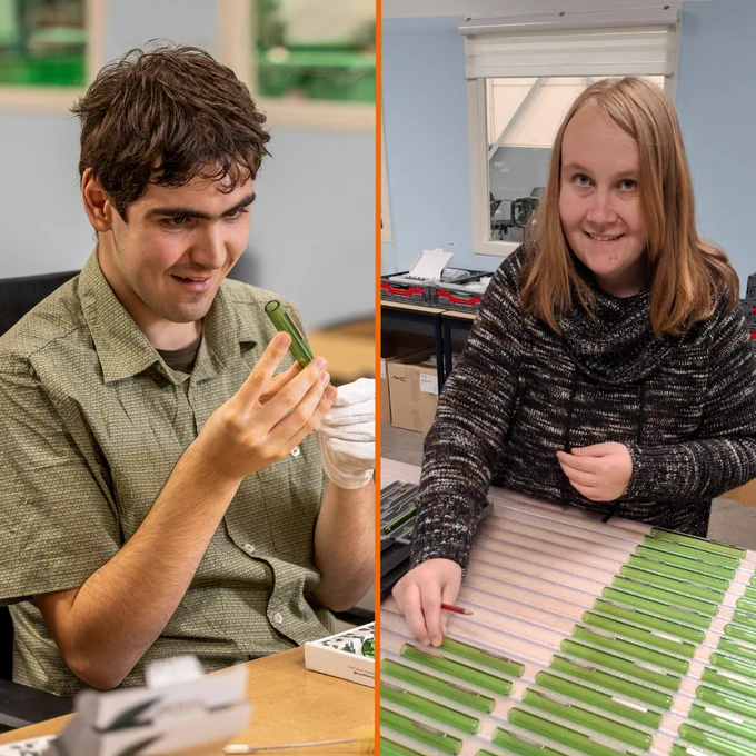Angel en Wilma werken aan het samenstellen van producten voor het bedrijf Muurbloempjes.