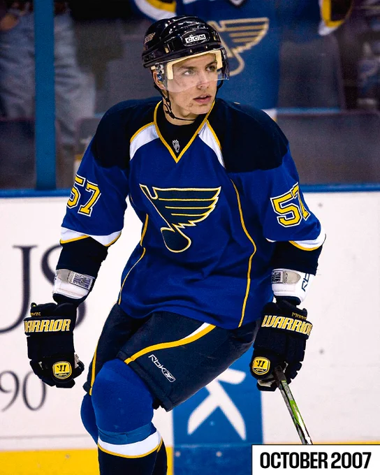 Photo of David Perron on ice in Blues uniform in October 2007