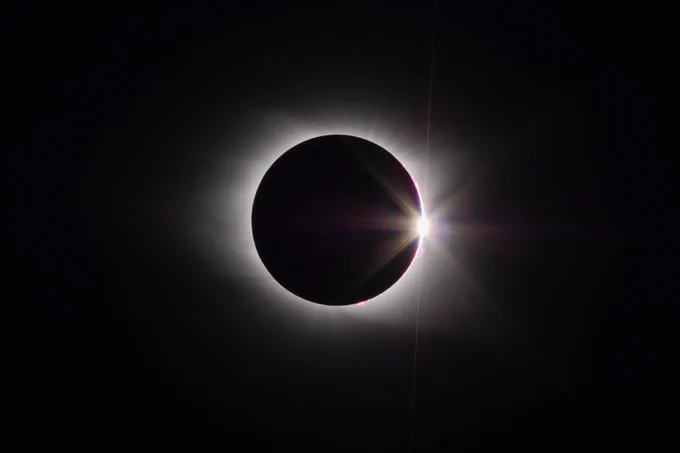 Total eclipse © Clarence Holmes, reproduced under licence