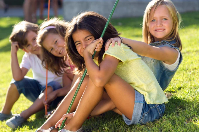 Ganztag: Schulkinder auf einer Wiese. Foto: nensuria auf freepik.com