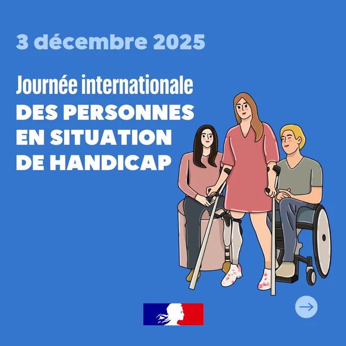 Affiche sur fond bleu annonçant la Journée internationale des personnes en situation de handicap le 3 décembre 2025. Trois personnes sont illustrées : une femme assise, une femme debout avec une jambe prothétique et une béquille, et un homme en fauteuil roulant. En bas, un logo bleu blanc rouge avec un visage de profil.