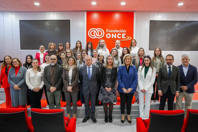 Foto de los representantes de las entidades junto a una representación de las alumnas
