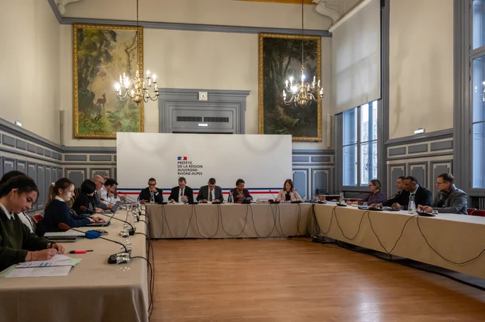 La réunion tranquillité publique de Vaulx-en-Velin dans le salon Jean Moulin à la préfecture du Rhône.