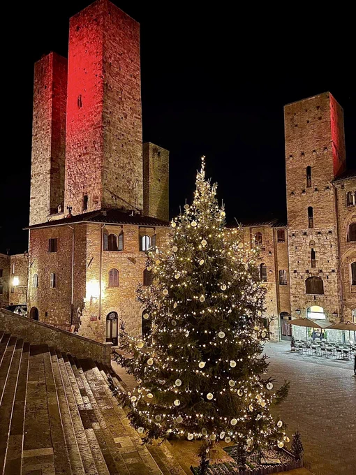 This photo is from a few years ago, but in any case, it captures the beauty of Christmas perfectly