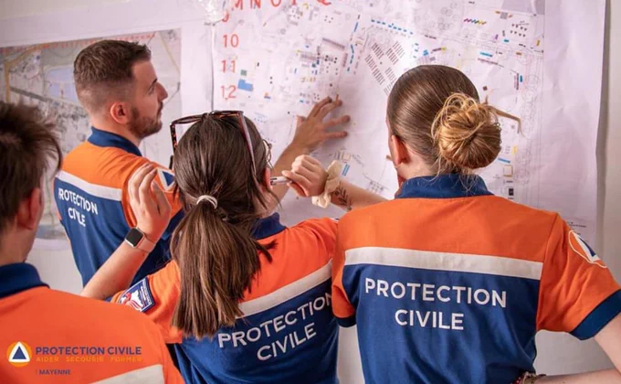 Photos des bénévoles de dos de la protection civile