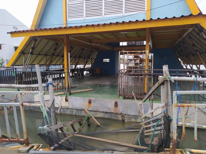 Photograph by the authors of the article of a building partially under water.